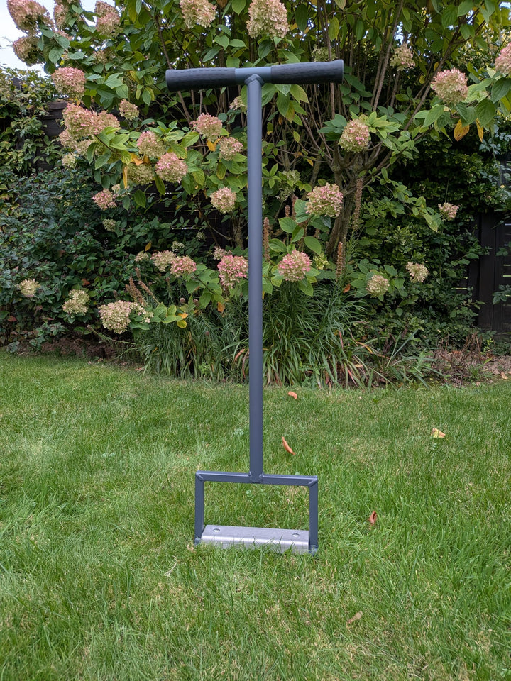 Rasenspecht mit Vollspoon-Set vor Hortensien im Garten