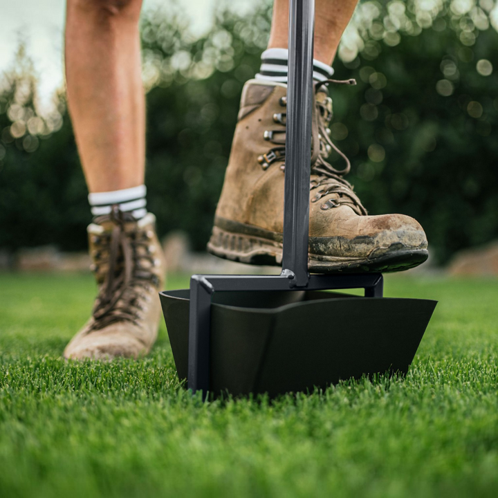 Rasenspecht Handaerifizierer mit Hohlspoons und Auffangwanne für effiziente Rasenpflege im Garten