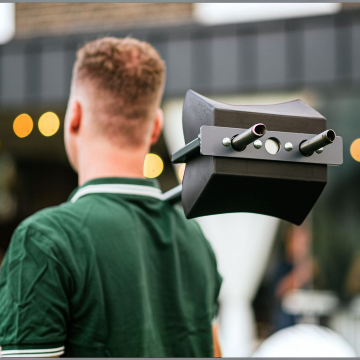 Rasenspecht Handaerifizierer mit Hohlspoons und Auffangwanne auf der Schulter eines Mannes im Garten